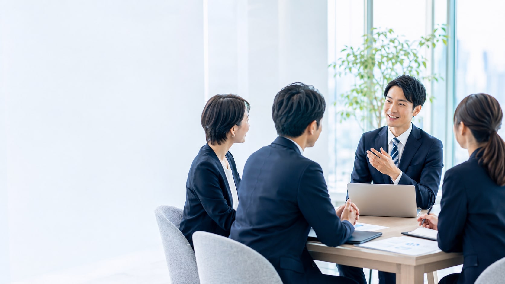 BizCraft AIについて法人相談をしているシーン